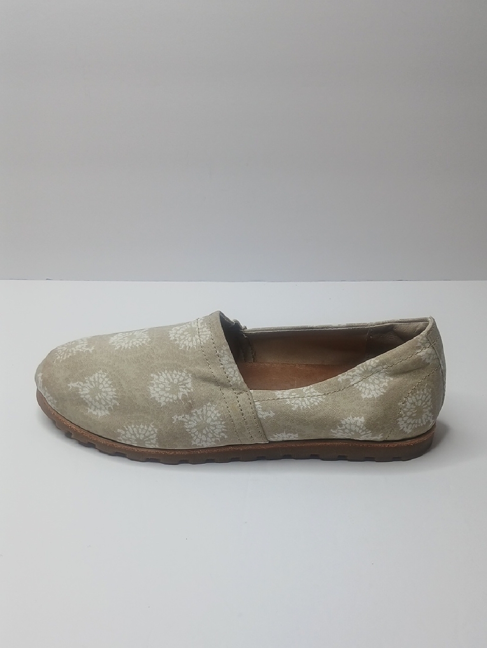 L.L. Bean Beige Floral Slip-On Loafer Size‎ 8.5